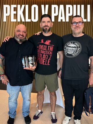 🔥 Peter si počas rozvozov piva po Bratislave odskočil na pokec za chalanmi do podcastu @peklovpapuli – a epizóda je už...